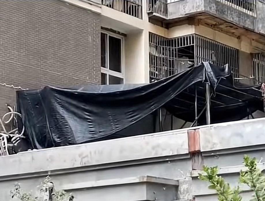 上海一旧高层小区，
瓷砖脱落砸坏小区9辆车，
物业表示没办法修缮，
“高层以后就