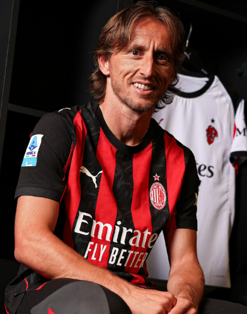 AC米兰官宣莫德里奇自由身正式加盟，双方签署了一份为期一年的合同，莫德里奇告别效