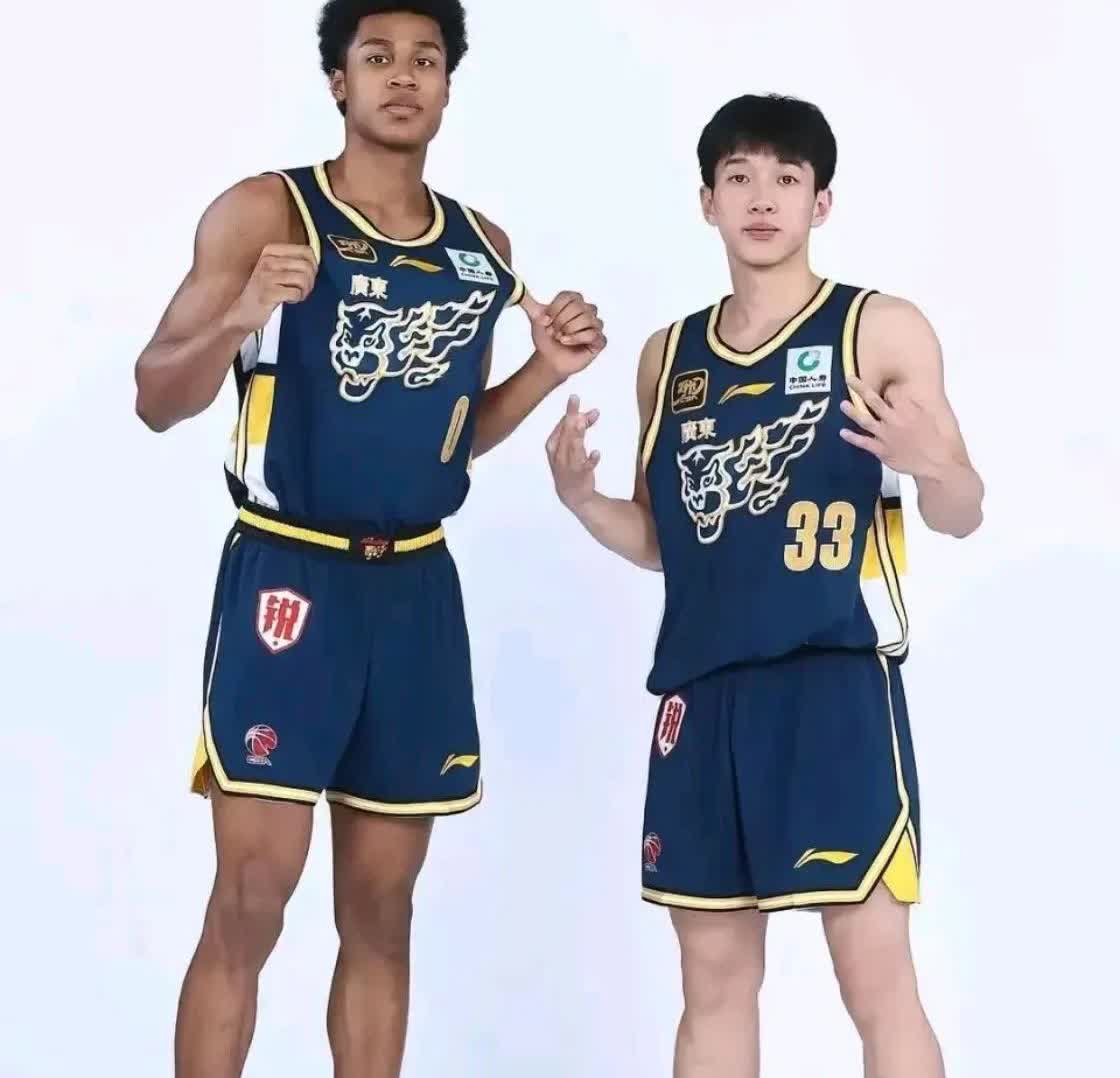 他的父亲是非洲人，母亲是大连人，他现在广州队效力，他叫彰华非。

作为一个中