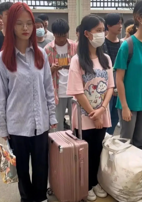学生工成工厂“烫手山芋”？没人要了
 
工厂圈大动作！23岁以下想进厂？先过“验