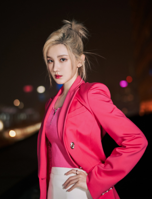 陈小纭的这组套装，是不是超亮眼的！