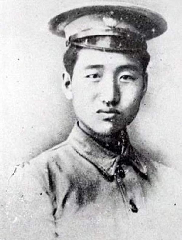 1990年，李先念探望病重的徐向前元帅，徐帅自感时日无多，便向李先念郑重地交代了