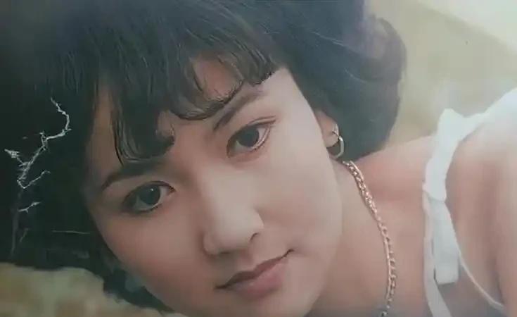大家看《新白娘子传奇》多半都会被，仙气飘飘的赵雅芝，和温文尔雅的叶童所吸引。殊不