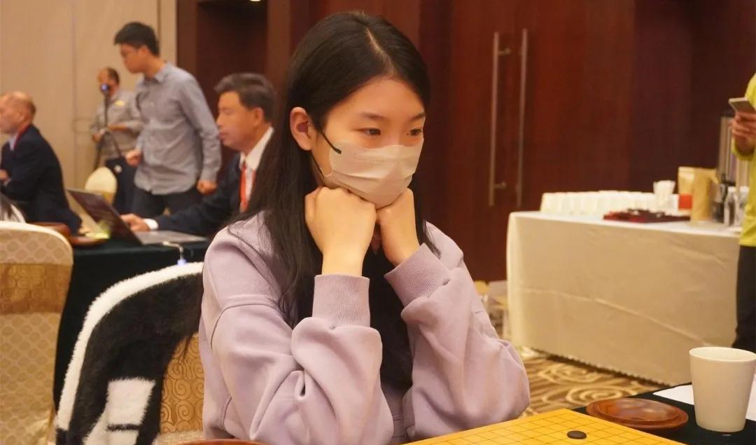 哇塞，中韩大战两位中国女棋手表现惊艳！吴依铭战胜金恩持，唐嘉雯击败金彩英！这场中