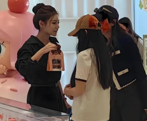 你们发现了吗？
这家现在没马筱梅不行，小玥儿都站她，那些打着大S遗愿不能暴露孩子