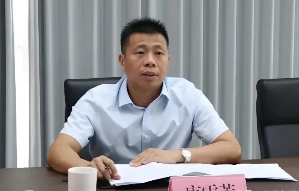 来宾市财政局原局长​唐雪芳被查之前，已经有两位副局长先后被查，他们都曾在来宾市财