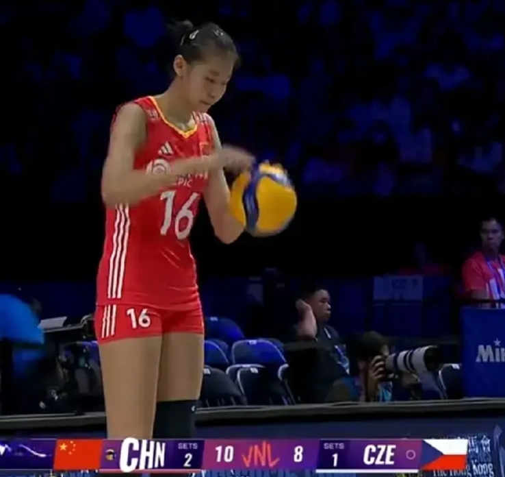王奥千这个小孩还是挺机灵的，排球天赋比较高。3:1战胜捷克女排，王奥千小姑娘发挥