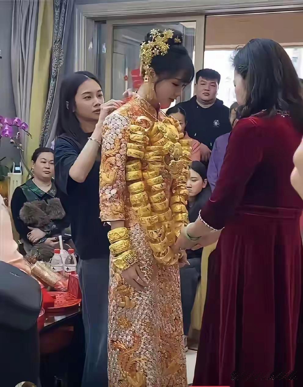 这到底算习俗，还是为了撑面子呀？昨天刚去参加一场特有钱的婚礼，​
新娘全身上下挂