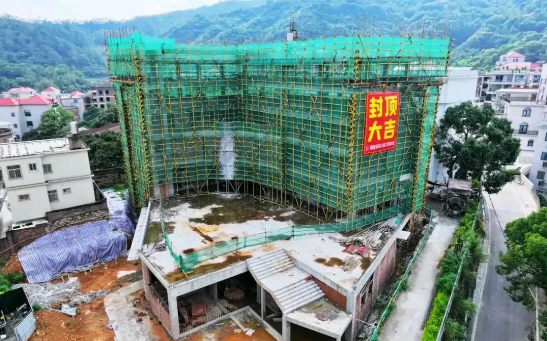 明发集团总裁黄连春为家乡南安市洪梅镇捐建中学教学大楼。年底完工。