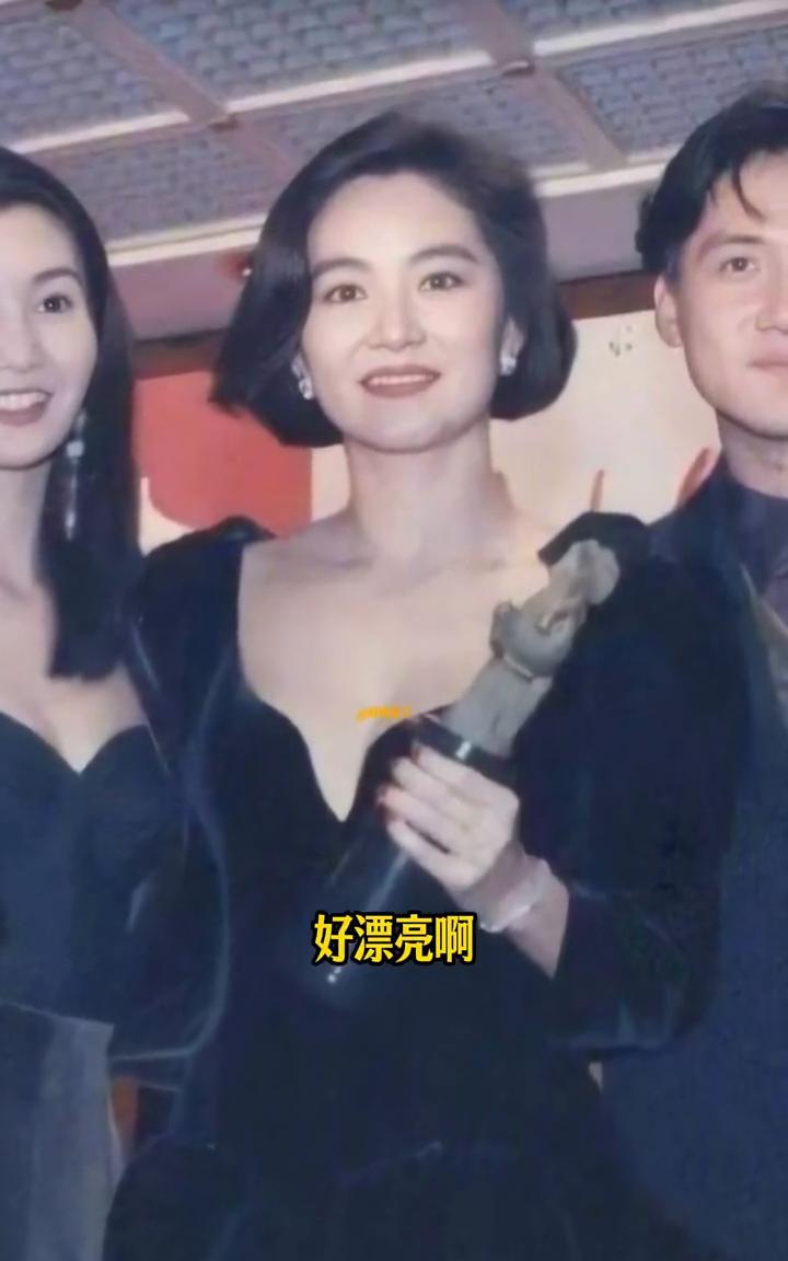认出了大明星张学友，也认出了影后张曼玉。站在c位的美女是谁？好漂亮，身材凹凸有致