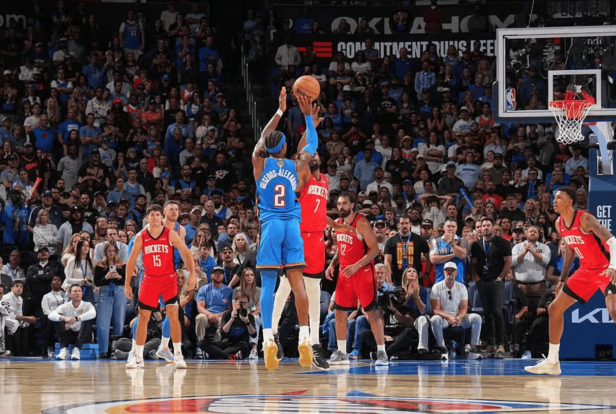 NBA常规赛，雷霆主场125-124双加时战胜火箭。赛后，雷霆主教练戴格诺特谈到