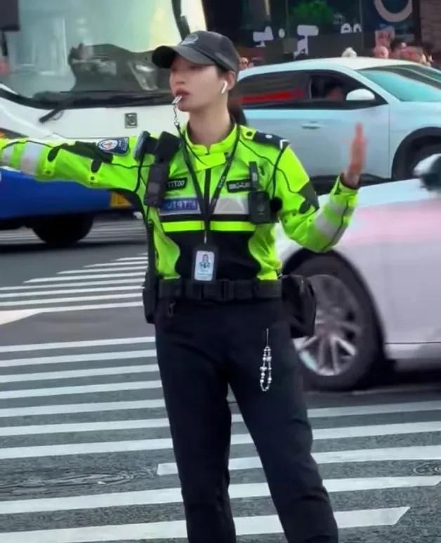 难怪杭州发展那么快，这是一个有温度的城市。：
一个外卖小哥，因违章被罚款。当他和