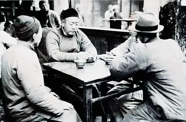 1943年，汉奸头子刘赐胜杀人如麻，游击队长叫来两个高手，限十日内除掉他，其中一