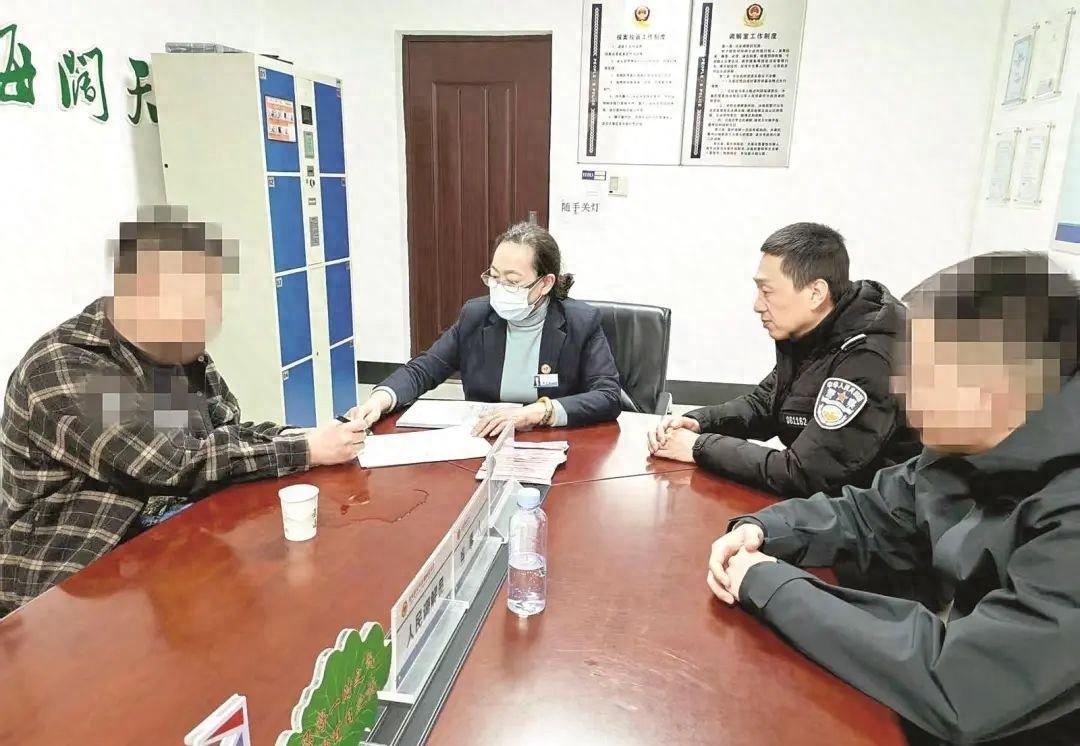 广东深圳，三个老同学聚会，一言不合大打出手，民警都劝不住！



2025年6月