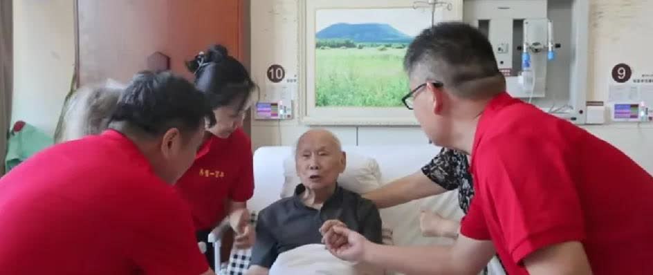 河南豫剧院三团团长贾高峰、副团长刘雯卉等一行三人到医院看望著名豫剧表演艺术家王善
