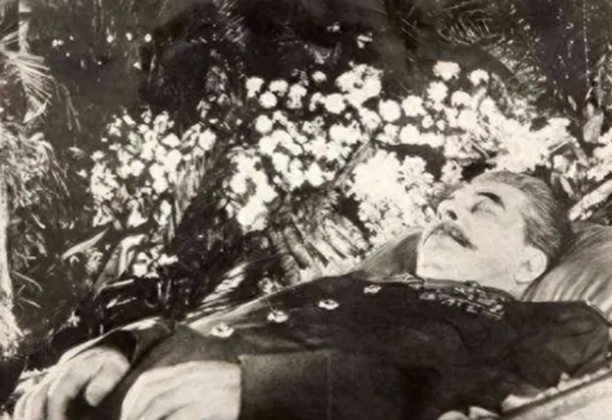 1961年，斯大林坟墓被挖开，士兵们迅速剥去他的军服，换上普通衣物将他装入一口普