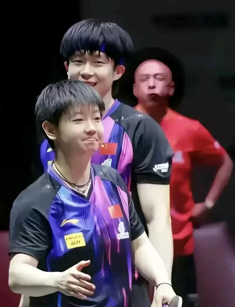 你有没有发现，
两小只特别有夫妻相，
不论是眼睛，眉毛，
还是鼻子，嘴巴，
都特