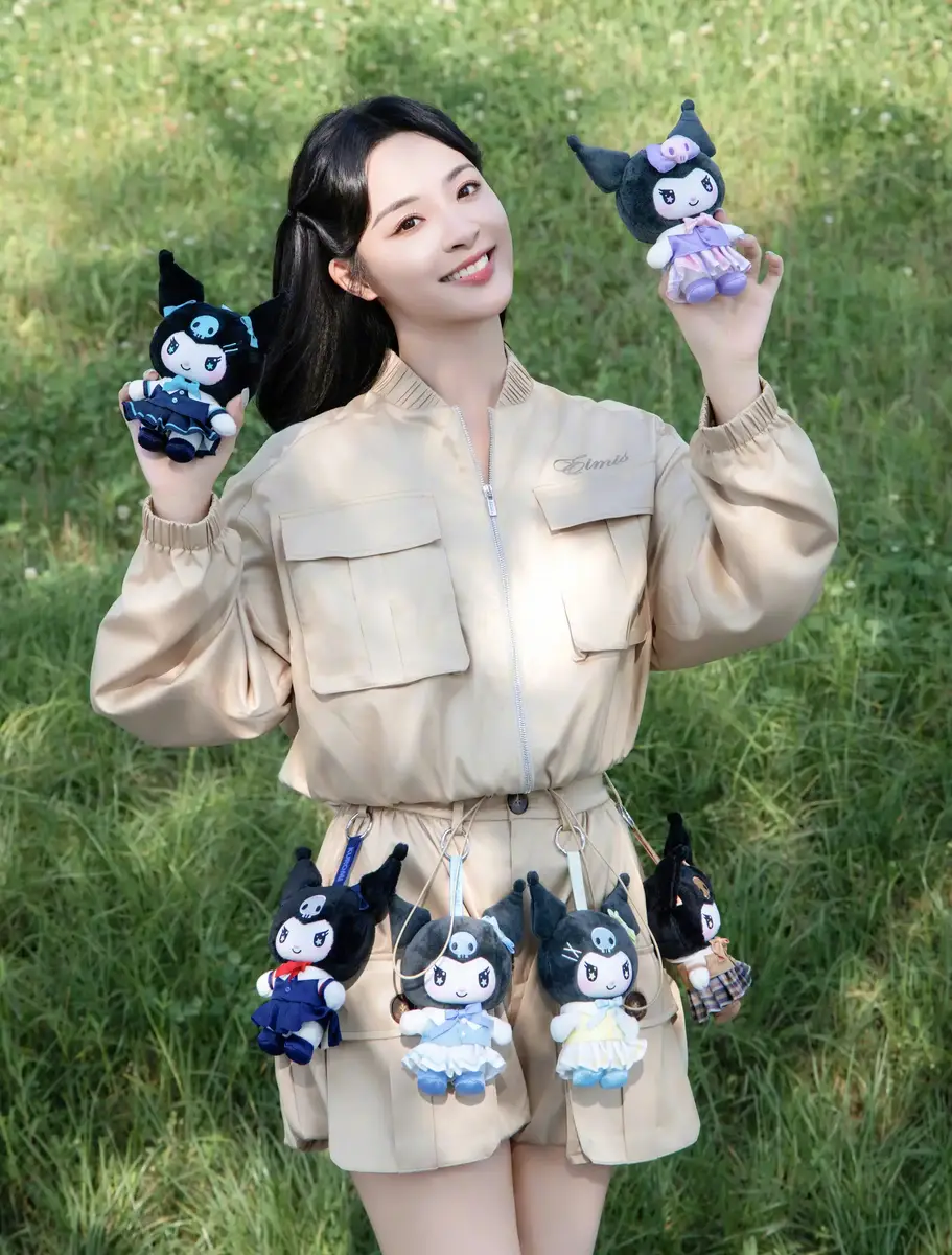 李莎旻子晒夏日随拍照 手捧labubu少女感满满

