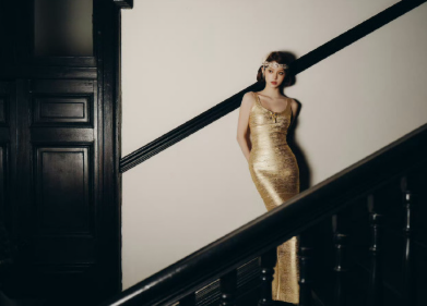 巴黎海蓝之谜圣诞活动中，她以手工羽毛头饰镶嵌碎钻，搭配香槟金鱼骨束腰缎面礼服，灯