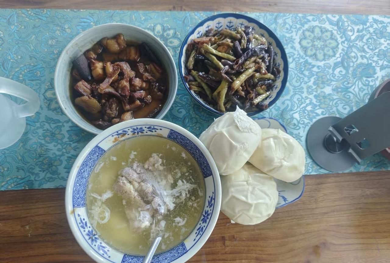 这是老公给他89岁的妈妈做的饭菜。
这几天，他总是对我说“尽孝是不容易的啊？”今