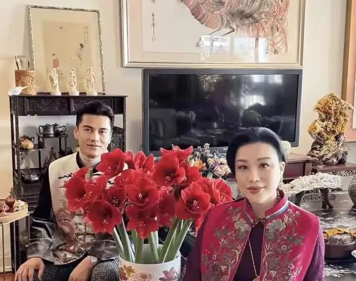 吕良伟现年70岁，巅峰时期是香港当红巨星，近年来吕良伟鲜少拍戏，过上了享受生活的