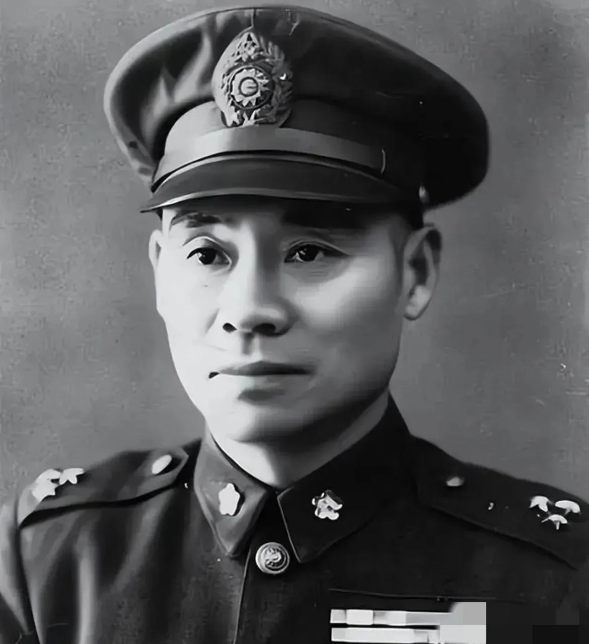 1950年，顾祝同刚坐上飞机，赵龙文手拿文件大声喊道：“不能起飞，不能起飞”，顾