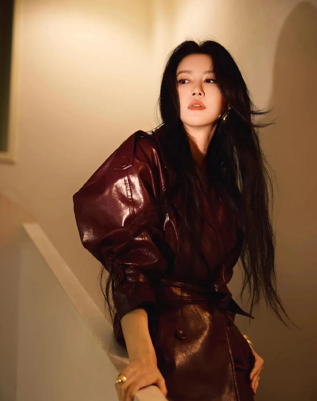 谭维维作为中国内地极具影响力的女歌手，商业价值显著。
在音乐领域，她风格多元，既