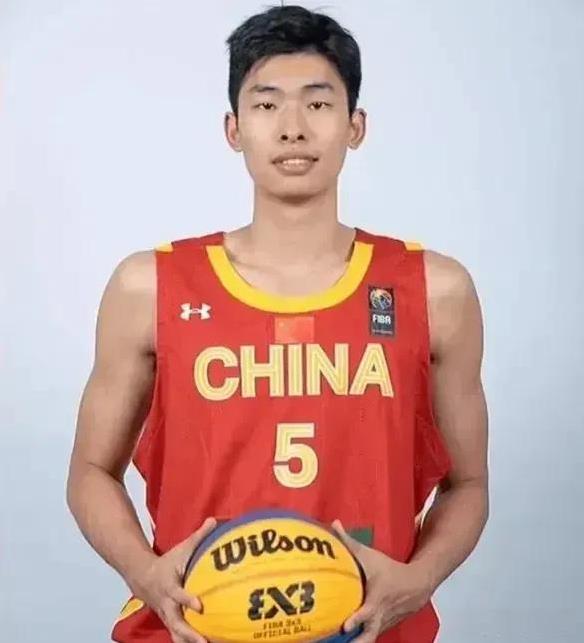 以前的邹阳四川男篮看不起，现在的邹阳四川男篮心仪不已！
据媒体透露，为了提升球队
