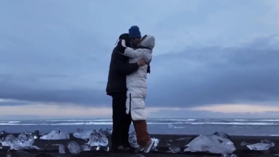 顶配求婚模板！孙丞潇冰岛钻石沙滩浪漫下跪，金莎含泪答应