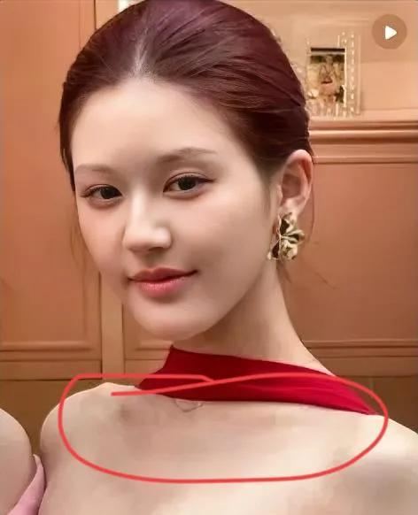 要我说赵露思真的是个狠人
看了她今天活动现场的照片
不是因为她这么久没出现了，而