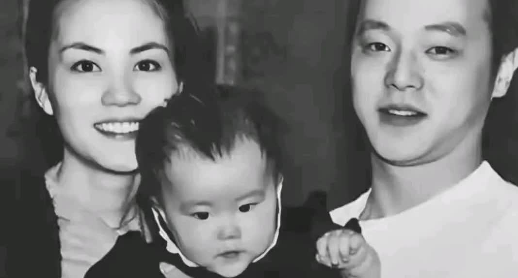 为什么窦靖童给人一种
从小到大没年轻过的感觉[捂脸]
明明爸妈都很好看
这