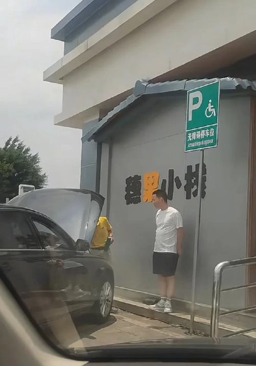 网友在服务区偶遇谢浩男一家，谢浩男白T恤黑短裤，爸爸老谢还穿着十分鲜艳的黄色T恤