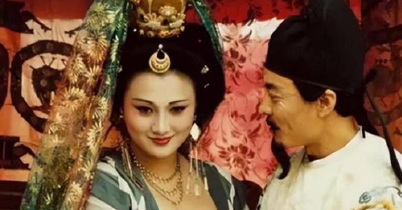 741年，56岁的李隆基如愿以偿娶到了22岁的儿媳，日夜独宠她11年，却一直未生