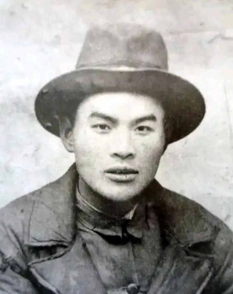 1940年，地下党崔景岳被捕后，密信落入敌人手中，但密信是一张白纸，什么都没有。