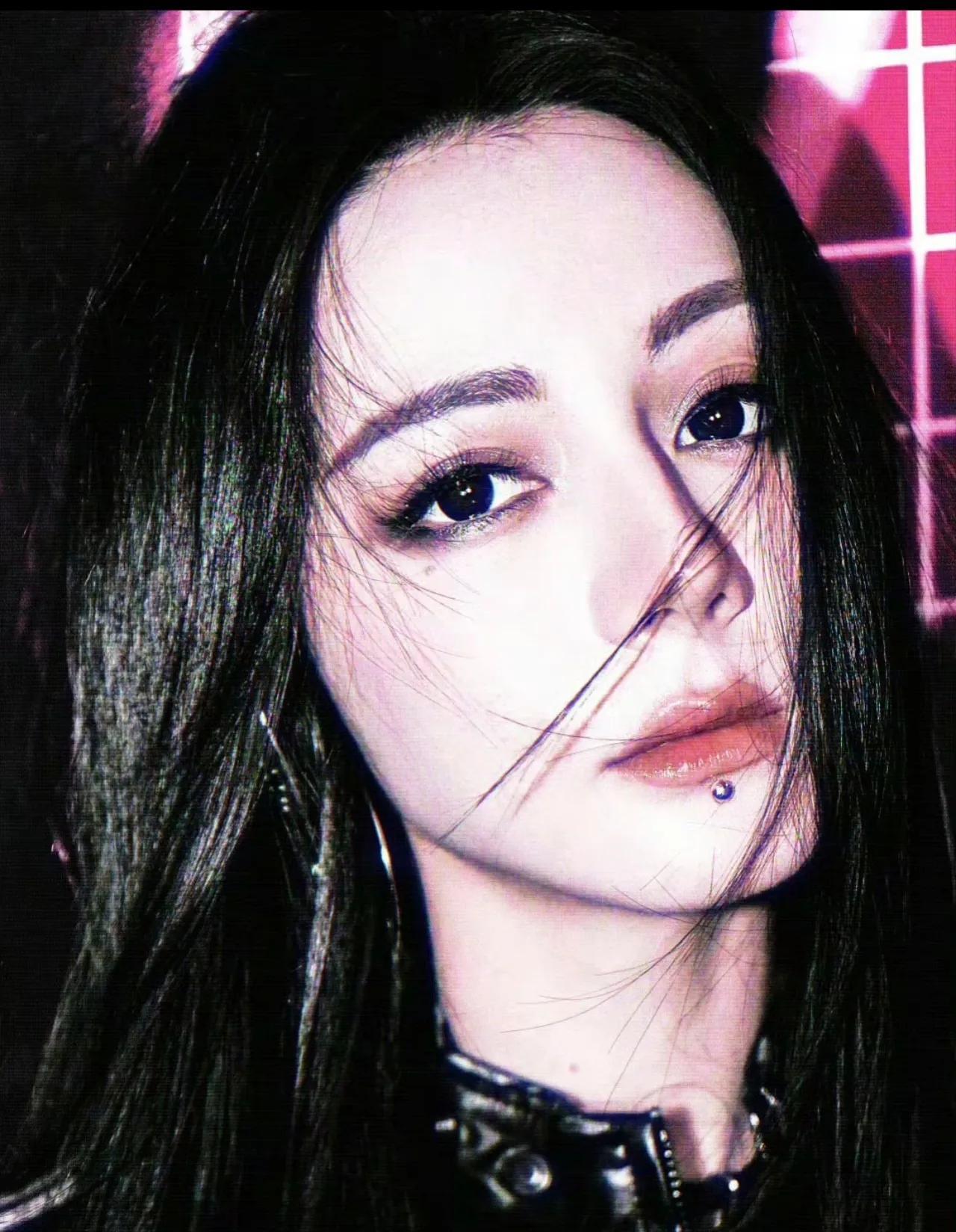 热巴这样的顶级美貌，即使不演高雯也会大火，迟早的事。
热巴能长红，永远具备着商业