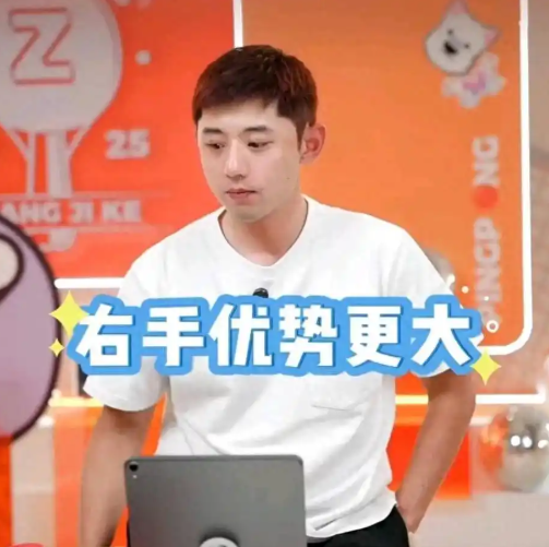 泪目！张继科盛赞王楚钦，右手握拍优势明显，左手登顶更难


