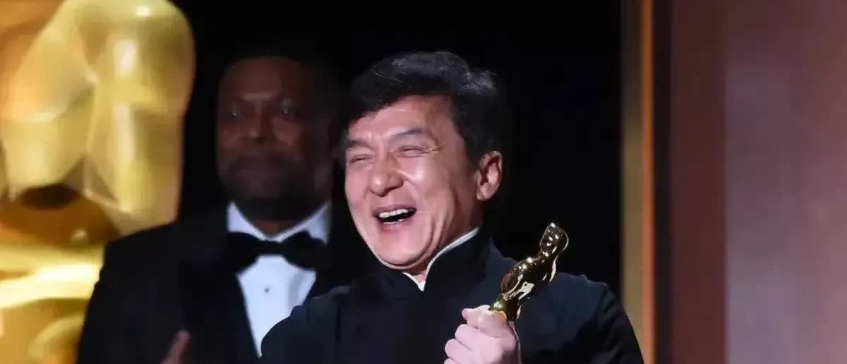 成龙是那种无法被洗脑，更无法被PUA的人。
别人是吃一堑长一智，有的人是吃十至