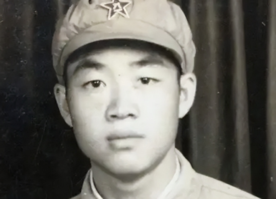 1951年，朝鲜战场，一名年轻的新兵正擦大炮，突然瞅见敌军阵地有顶奇怪的帐篷，他