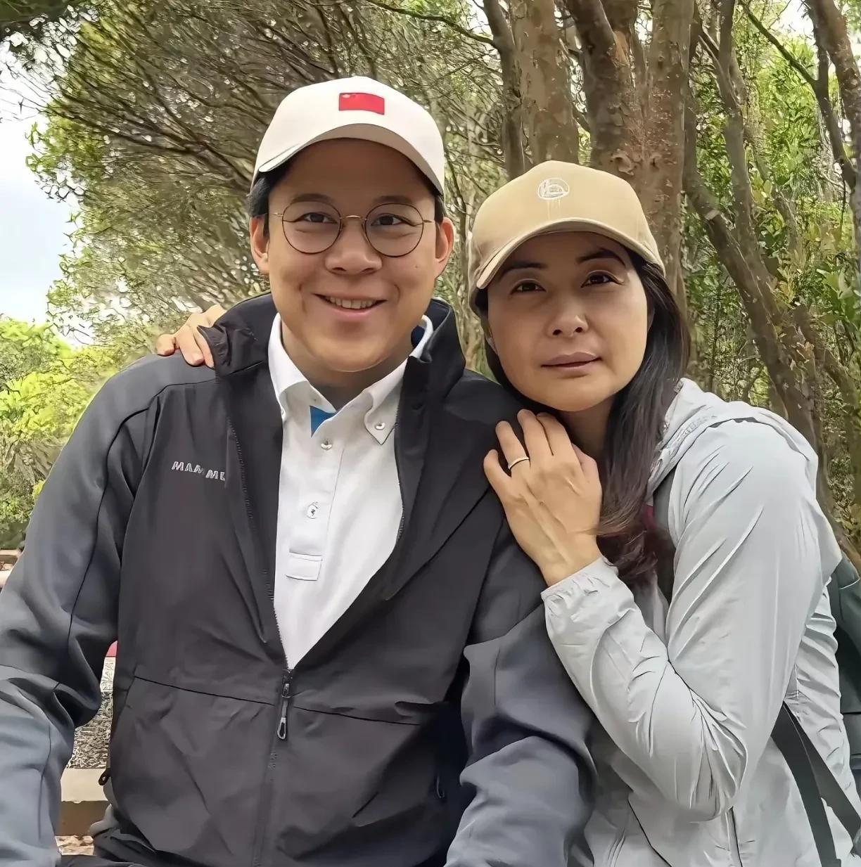 霍启刚，郭晶晶两个人真是般配！霍启刚作为富家公子，他的品味非常高，他并没有像其他