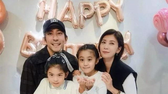 贾静雯为小女儿庆生，8岁波妞大眼睛随妈妈，一家四口好幸福