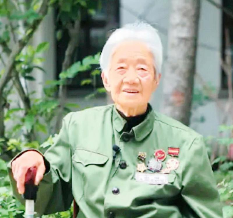 “上甘岭战役”伤员救治所里，一个遍体鳞伤的排长因尿不出来尿，憋得脸色通红，一直呻