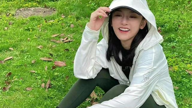 宋祖儿紧身瑜伽裤爬山照，这个身材也太好了吧，勾勒出好身材