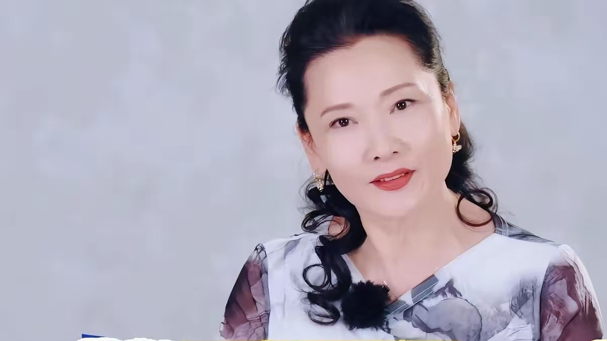 《一路繁花2》：何赛飞和李小冉一对比才发现，真性情和真矫情在她们身上具化了！