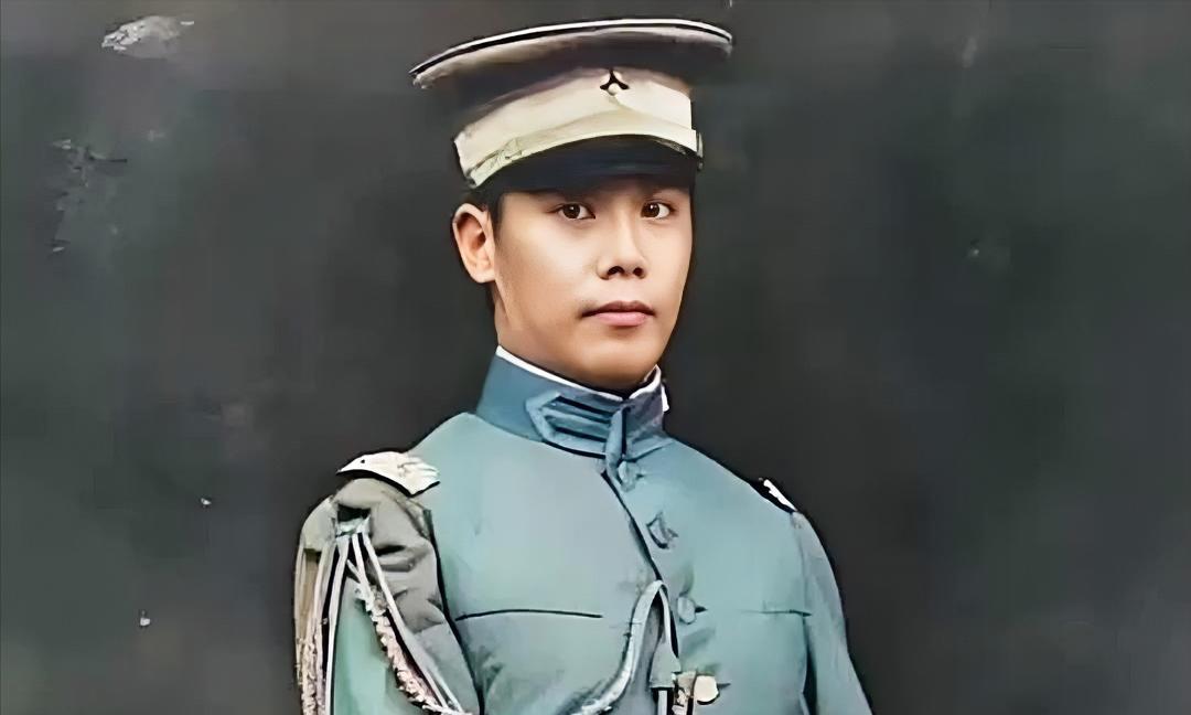 1948年，70岁穷困潦倒的袁克定流落街头，却遇到了曾经的老仆人，仆人每天上街帮