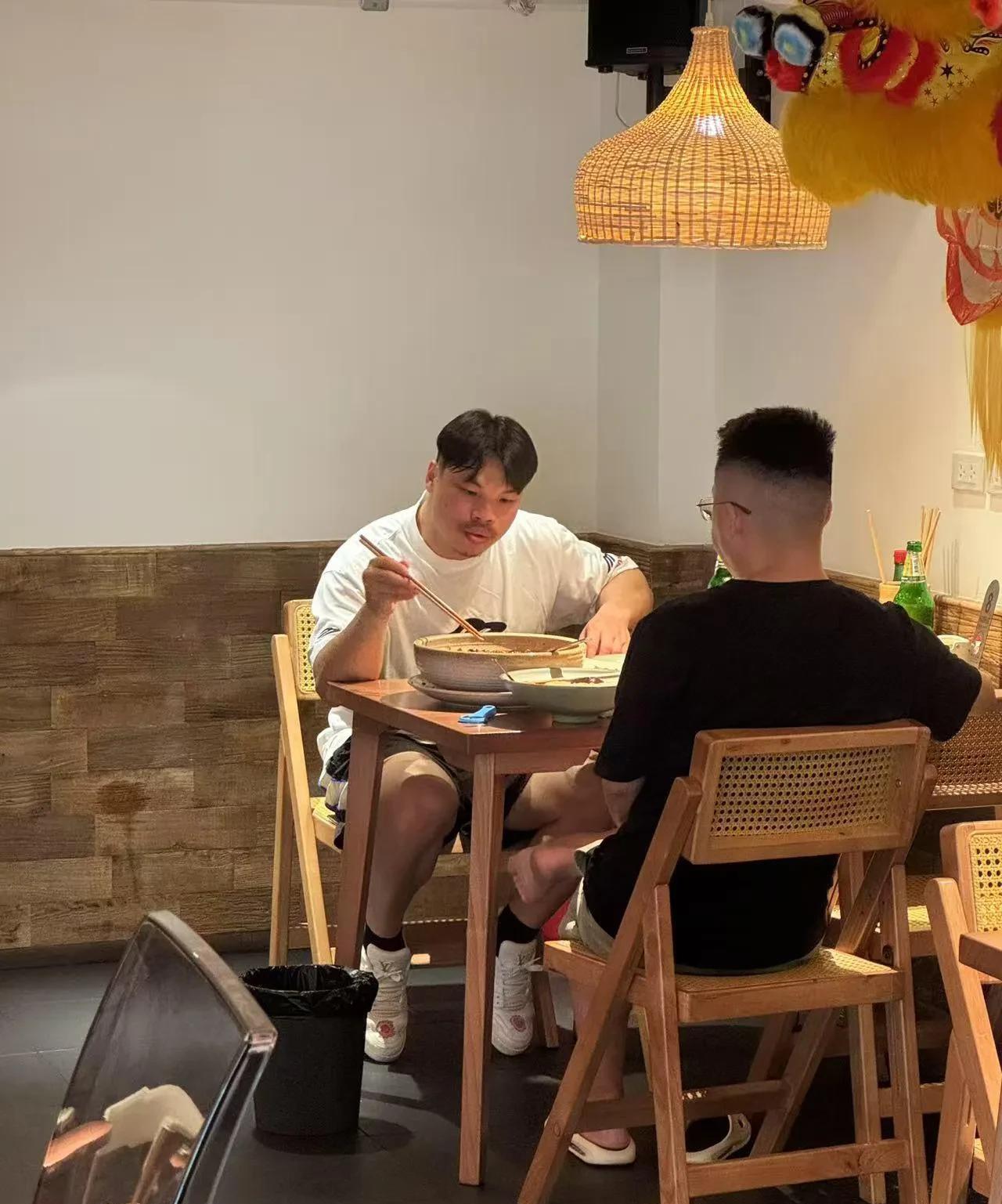 感觉嘴哥离开三只羊混的也一般了！有人吐槽他长得丑，配合小杨哥炒作。说他是卖假货的
