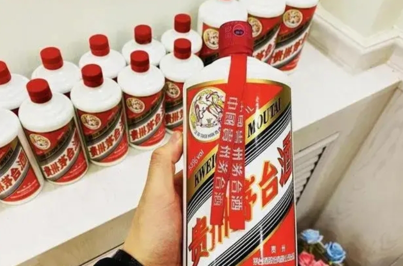 湖南株洲，男子自以为捡了个便宜，一连分4次，花64500元买了30瓶茅台，怎料数