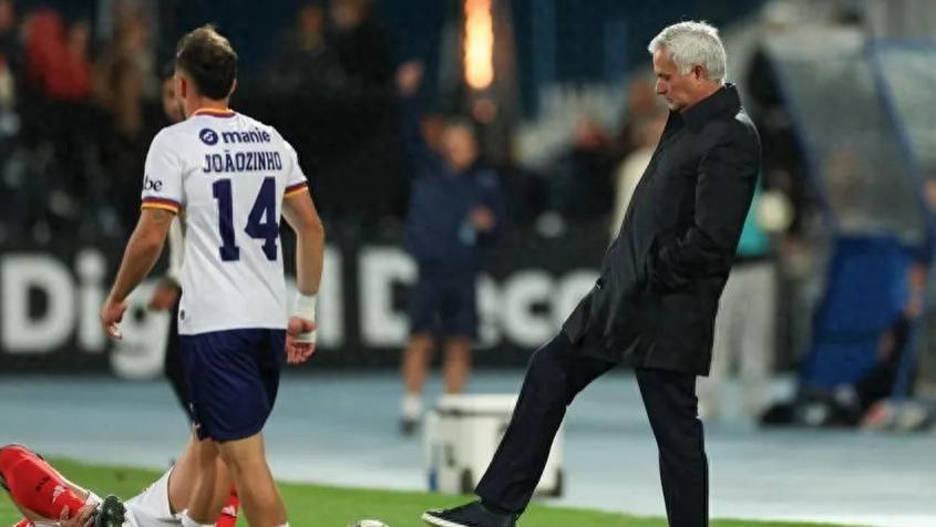 穆里尼奥怒批本菲卡上半场表现：“中场休息时我真想换掉九个人”