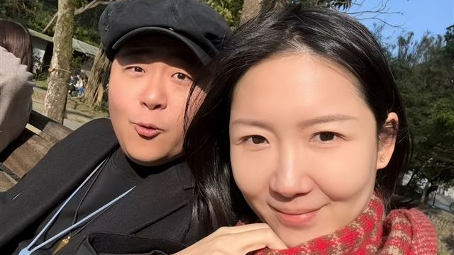 郝劭文老婆二胎生女，阿文感动落泪，萌宝头发浓密遗传爸爸小胖脸
