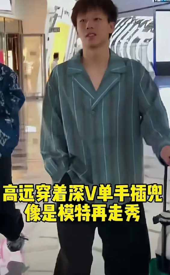 林高远这松弛感真是无敌了！
他的表情分明在说：这有啥啊，不就是世乒赛吗？我就是来