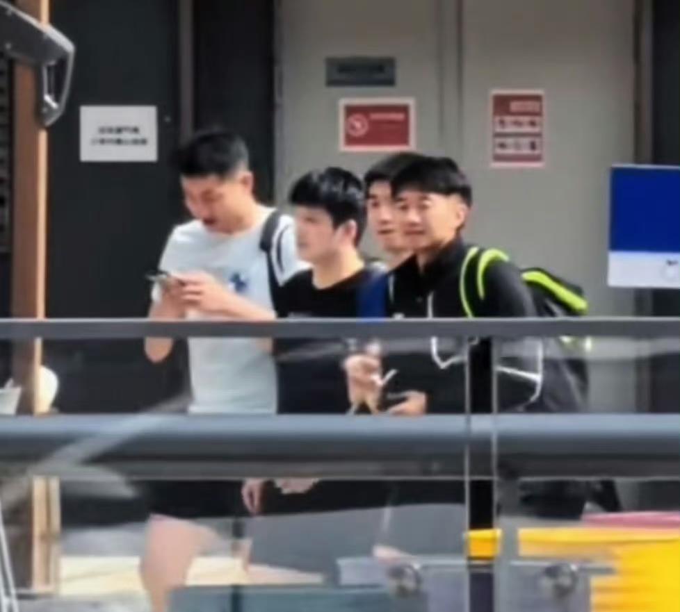 许昕不愧是成家儿女双全的人，许昕、樊振东、赵子豪、周恺一起走路，许昕一路都在捣鼓